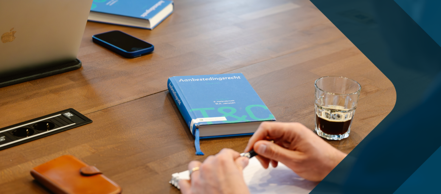 tafel met rechtsboeken